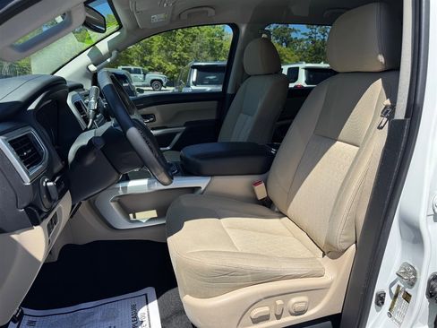 Used 2018 Nissan Titan SV w/ SV Convenience Package image 19