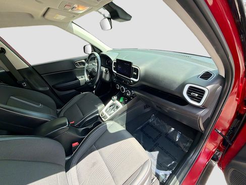 Used 2024 Hyundai Venue Limited FWD image 29