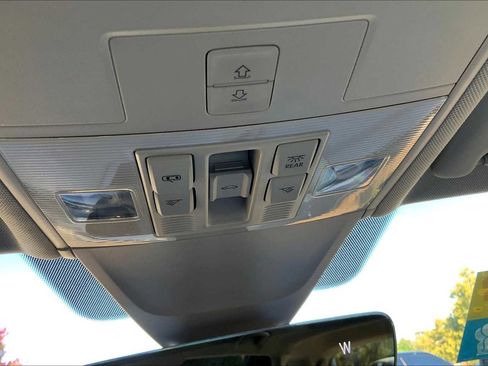 Used 2022 Volkswagen Tiguan SE image 63