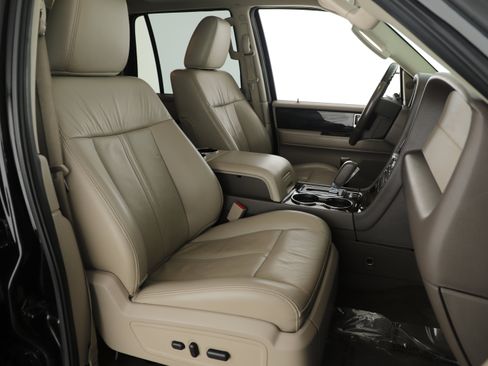 Used 2017 Lincoln Navigator Select image 14