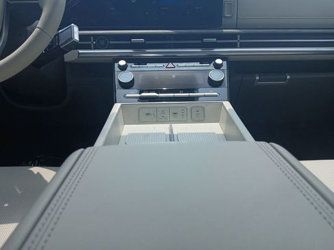 Used 2025 Hyundai Santa Fe Limited FWD image 11
