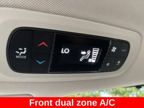 Used 2023 Chrysler Pacifica Limited AWD/4WD image 18