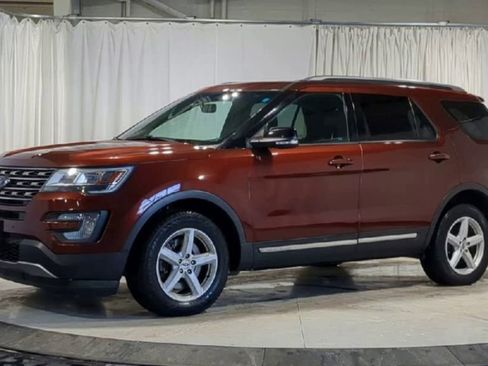 Used 2016 Ford Explorer XLT w/ Equipment Group 202A image 5