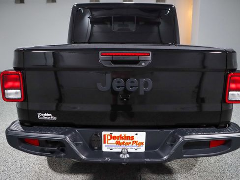 Used 2025 Jeep Gladiator Sport image 8