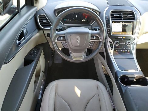 Used 2019 Lincoln Nautilus Select image 15