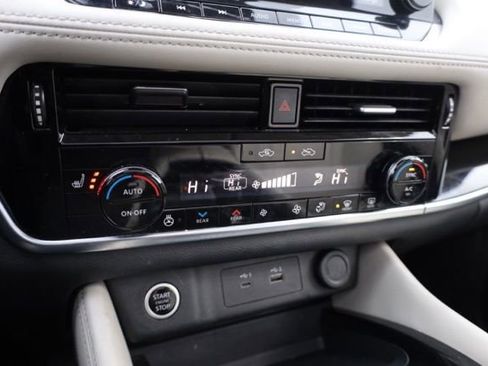 Used 2023 Nissan Rogue SV image 30