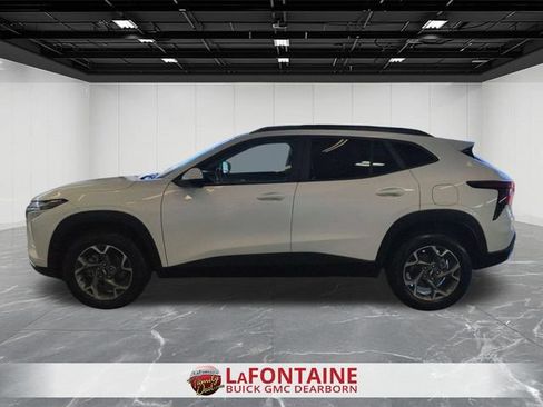 Used 2025 Chevrolet Trax LT FWD image 2