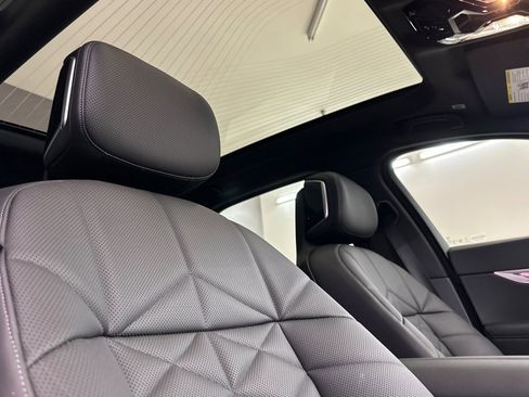 Used 2025 BMW 740i w/ Premium Package image 26