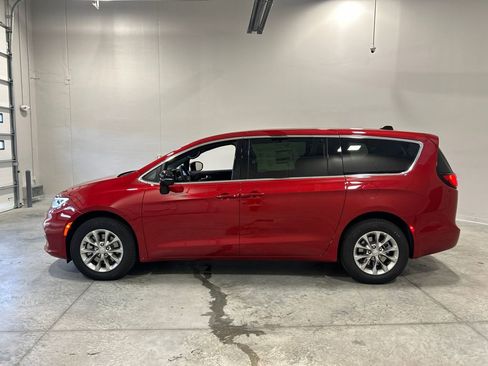 New 2026 Chrysler Pacifica Select AWD/4WD image 9