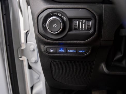 Used 2022 Jeep Wrangler Unlimited Sahara w/ Cold Weather Group image 19