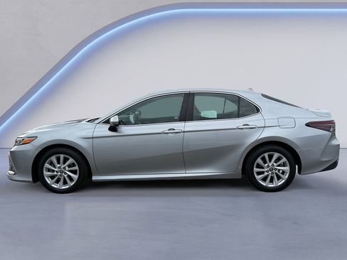 Used 2021 Toyota Camry LE image 6