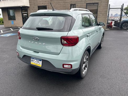 Used 2025 Hyundai Venue Limited FWD image 3
