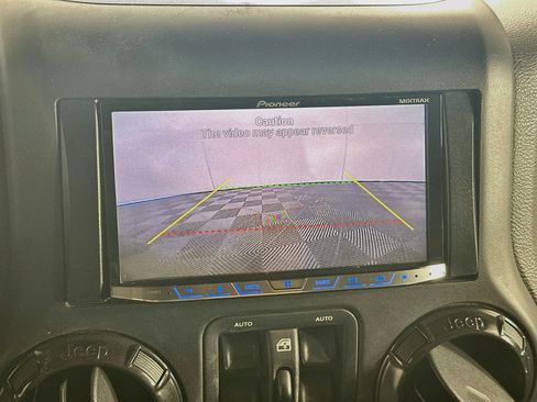 Used 2017 Jeep Wrangler Unlimited Sahara AWD/4WD image 21