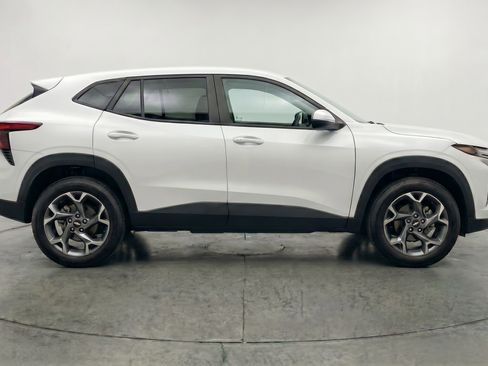 Used 2025 Chevrolet Trax LT w/ LT Convenience Package FWD image 11