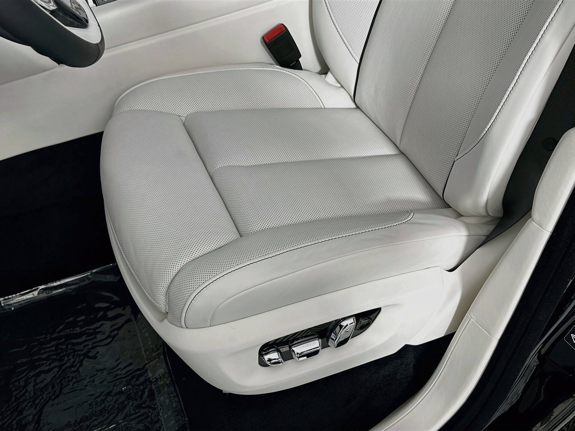 New 2027 Rolls-Royce Cullinan Black Badge AWD/4WD image 18