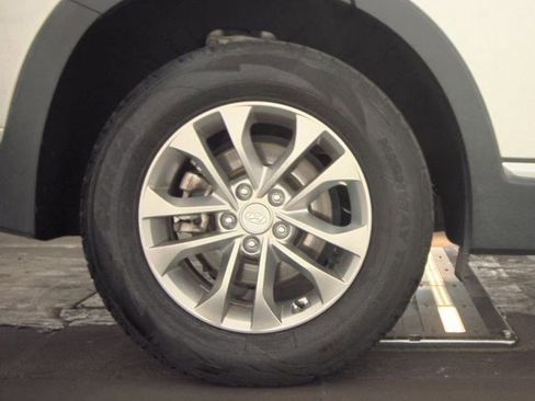 Used 2019 Hyundai Santa Fe SE image 10