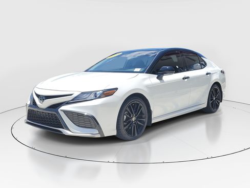 Used 2024 Toyota Camry XSE FWD image 3