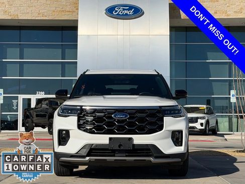Used 2025 Ford Explorer Platinum image 2