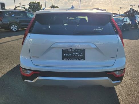 Used 2023 Kia Niro EX FWD image 5