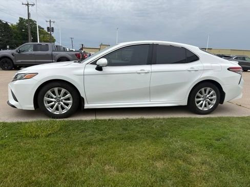 Used 2019 Toyota Camry LE FWD image 11