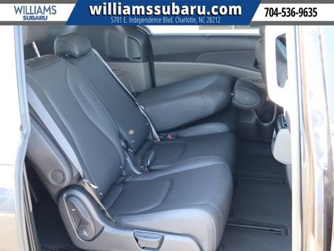 Used 2025 Kia Carnival EX FWD image 35