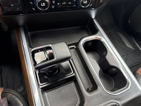 Used 2024 Chevrolet Silverado 1500 High Country w/ High Country Premium Package AWD/4WD image 32