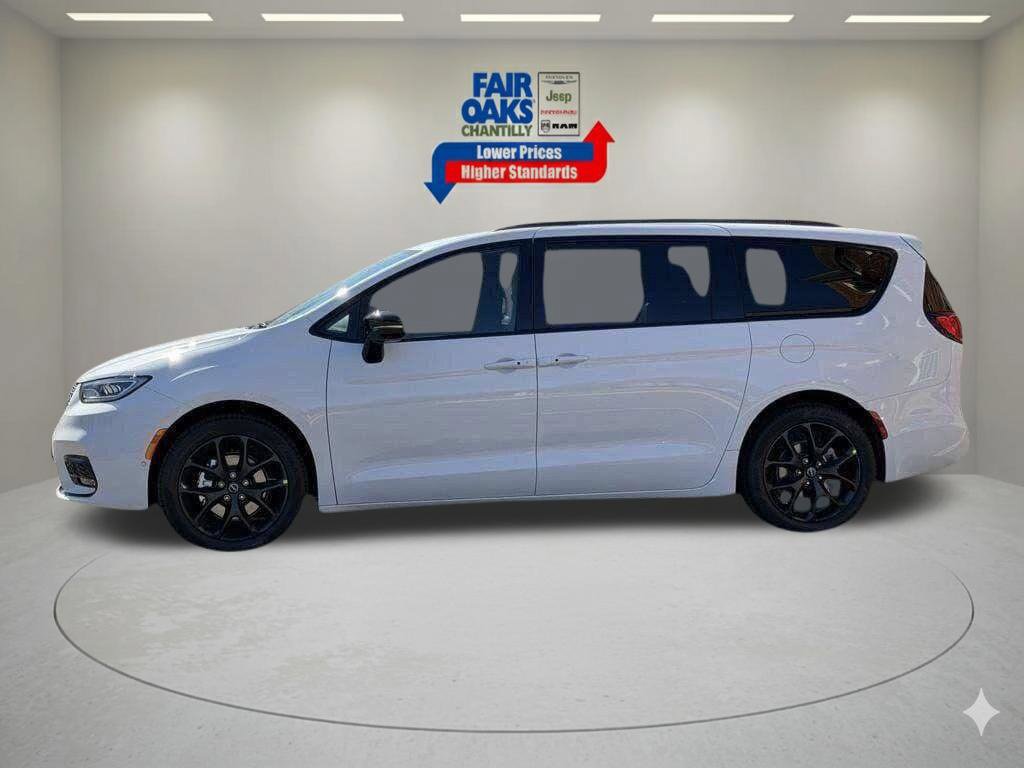 New 2026 Chrysler Pacifica Select w/ S Appearance Package FWD image 10