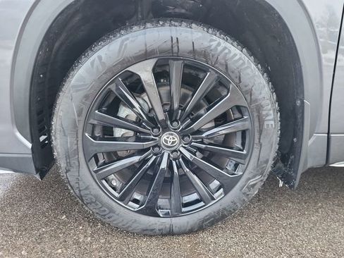 Used 2024 Toyota Highlander XLE image 32