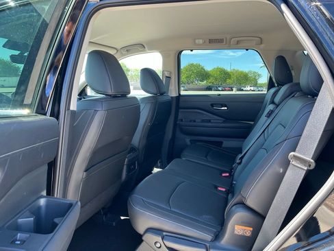 Used 2025 Nissan Pathfinder SL w/ Cargo Package FWD image 14