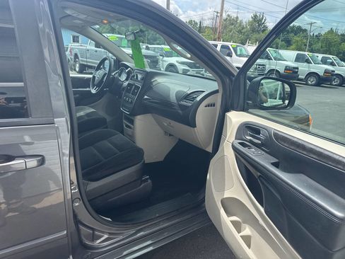 Used 2017 Dodge Grand Caravan SE image 8