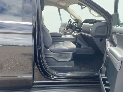 Used 2025 Ford Expedition Active AWD/4WD image 17