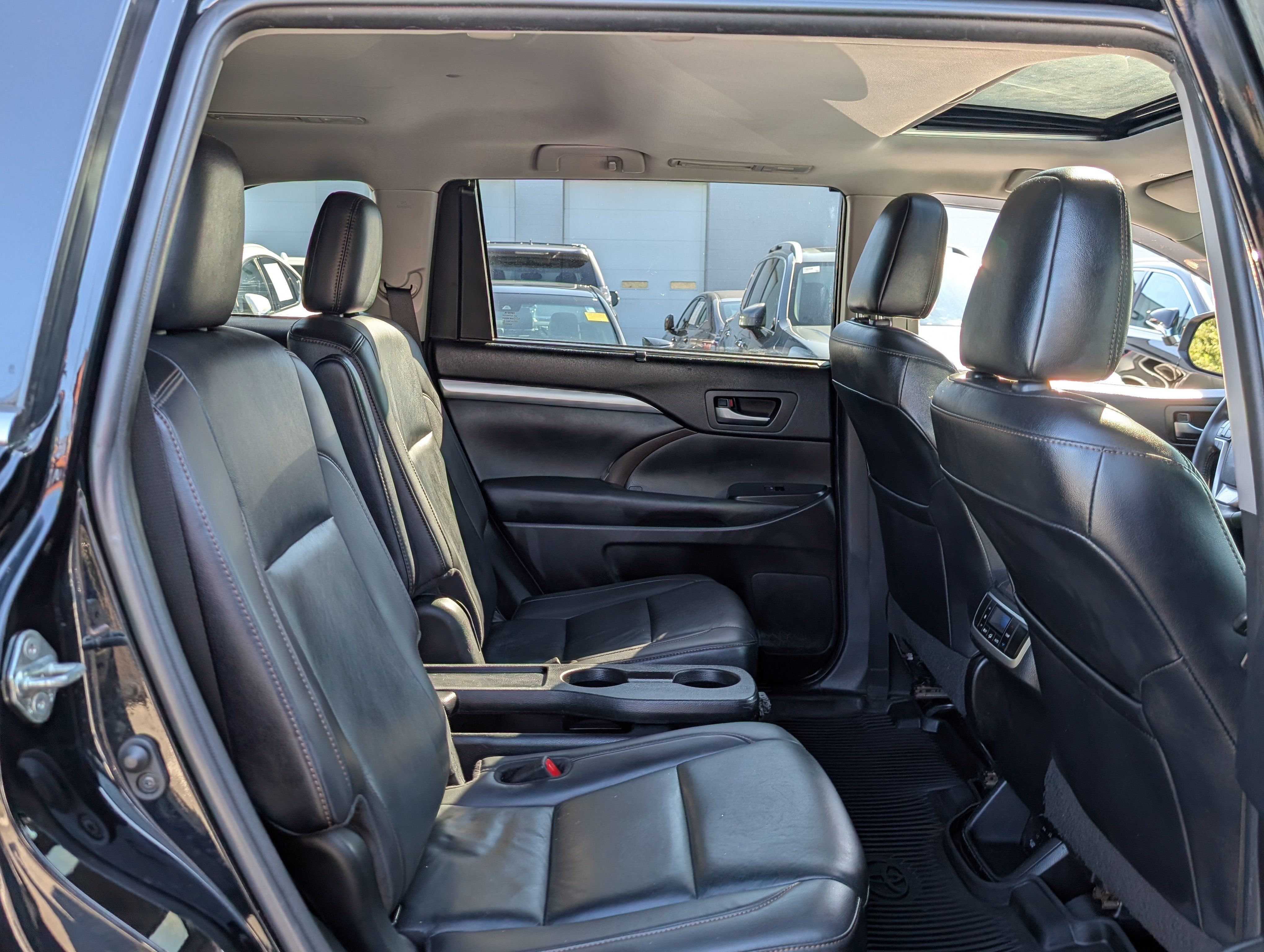 Used 2019 Toyota Highlander XLE AWD/4WD image 11