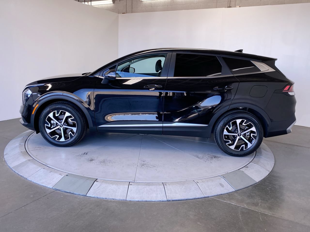 Certified 2023 Kia Sportage EX FWD image 2