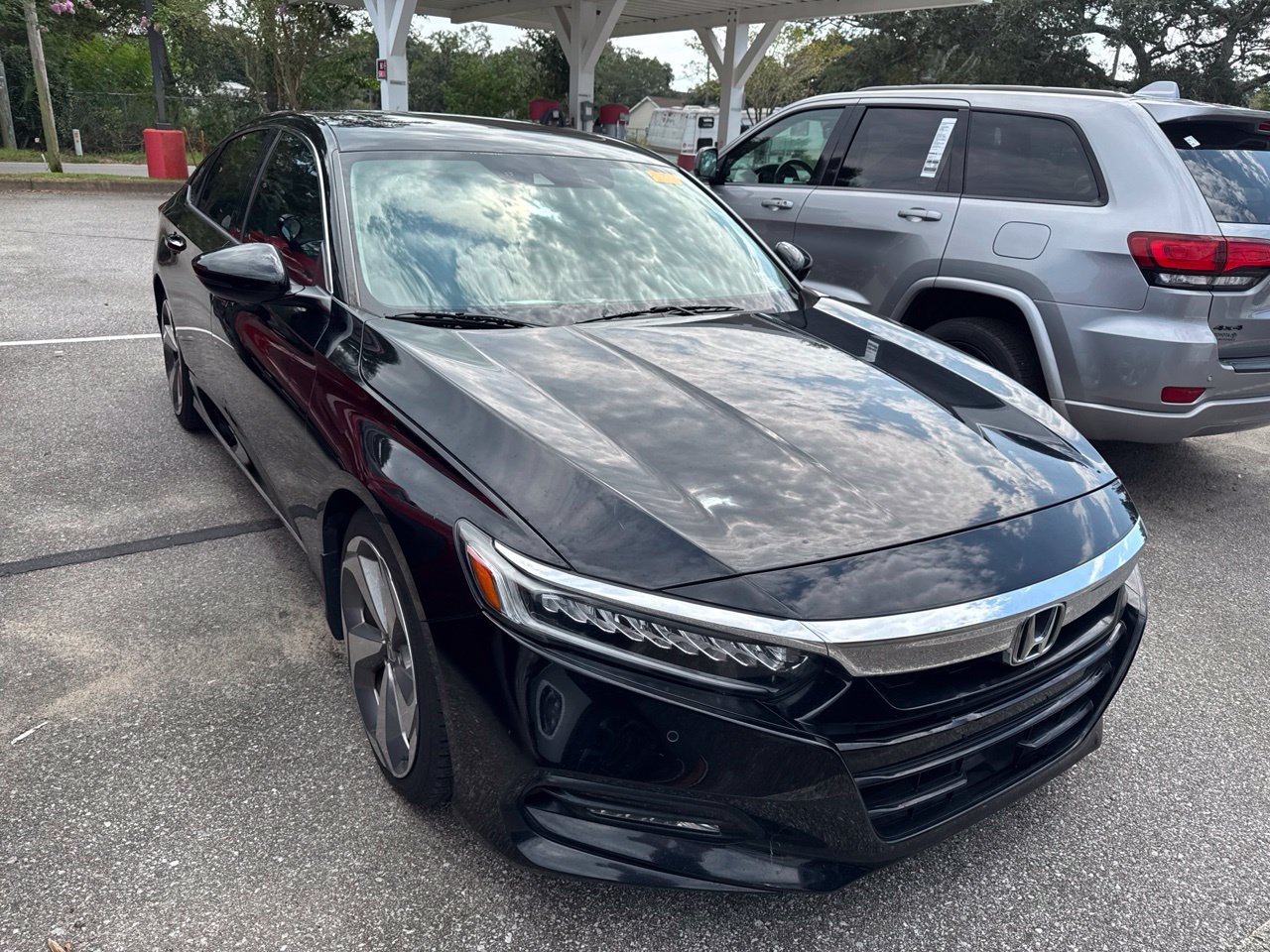 Used 2018 Honda Accord Touring image 2