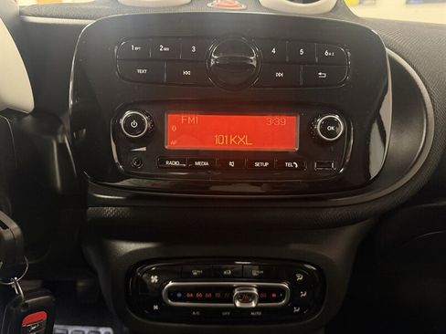 Used 2016 smart fortwo pure RWD image 23