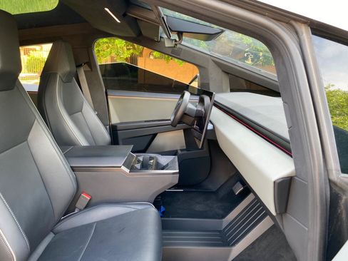Used 2025 Tesla Cybertruck AWD Crew Cab image 51