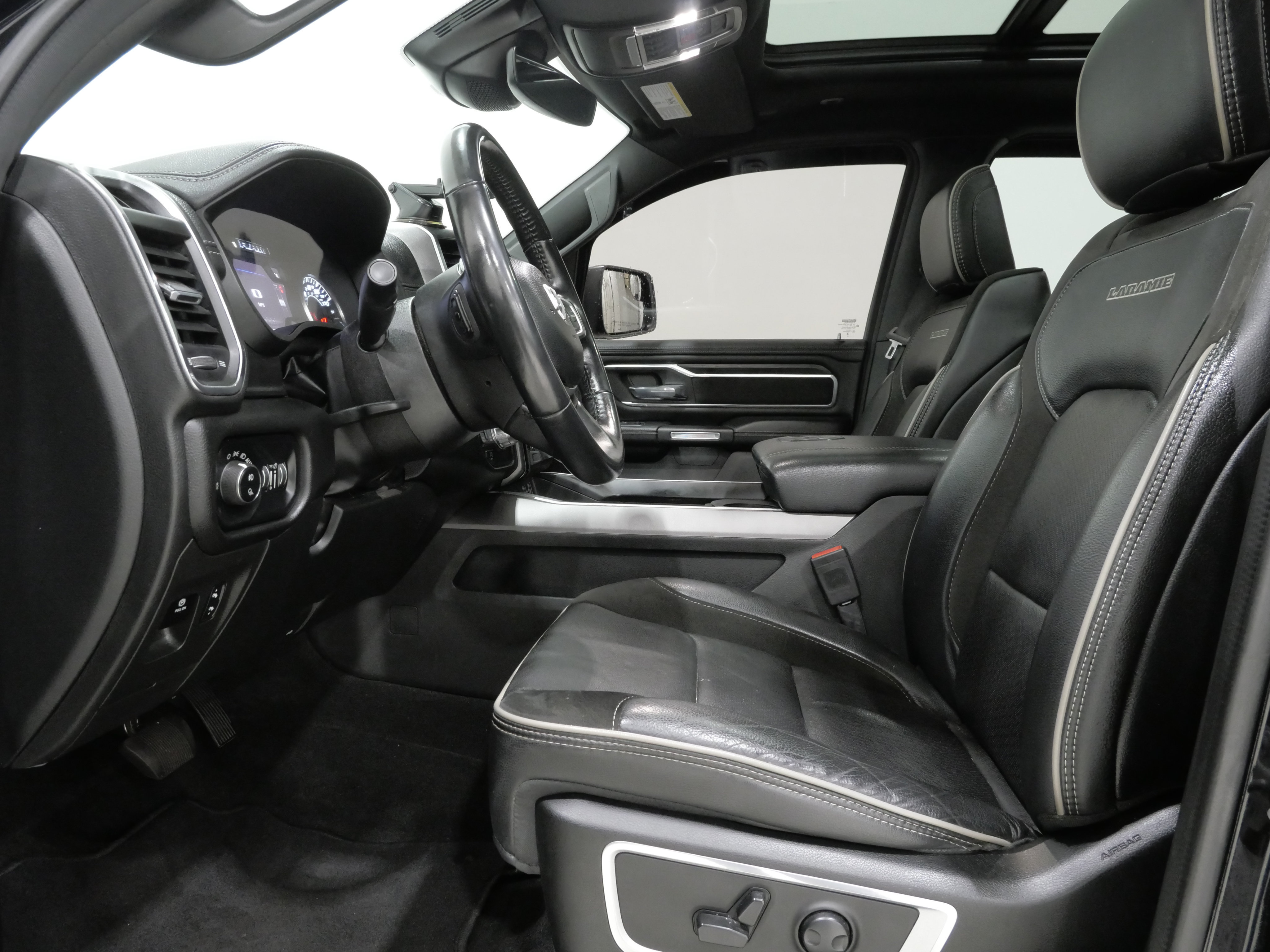 Used 2023 RAM 1500 Laramie AWD/4WD image 11