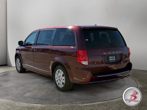 Used 2018 Dodge Grand Caravan SE w/ UConnect Hands-Free Group image 5