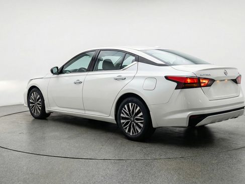 Used 2025 Nissan Altima 2.5 SV image 6