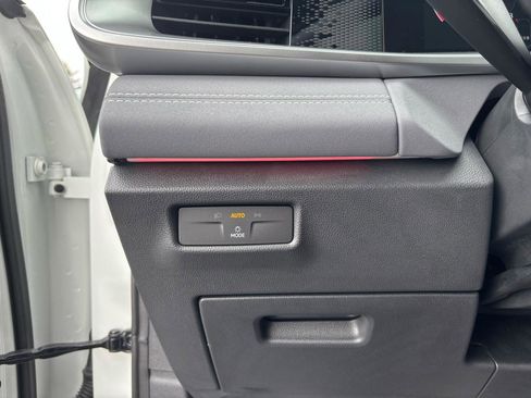 Used 2025 Volkswagen Tiguan SE R-Line image 13