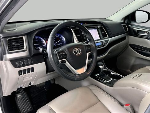 Used 2019 Toyota Highlander XLE FWD image 17