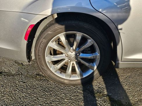 Used 2015 Chrysler 300 Limited w/ Driver Convenience Group image 9