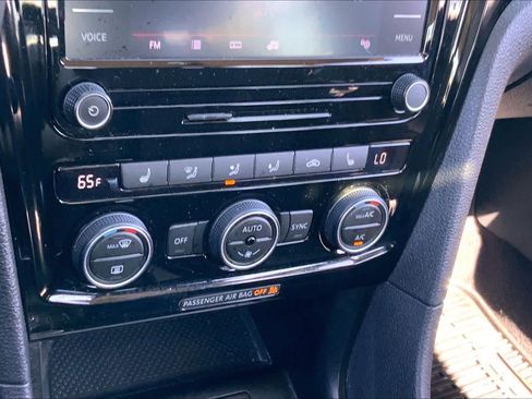 Used 2022 Volkswagen Passat 2.0T image 32