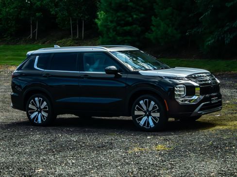 New 2025 Mitsubishi Outlander AWD image 11