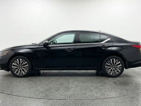 Used 2025 Nissan Altima 2.5 SV FWD image 4