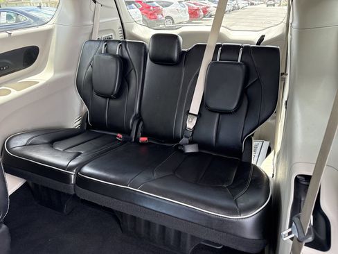 Used 2022 Chrysler Pacifica Limited image 12