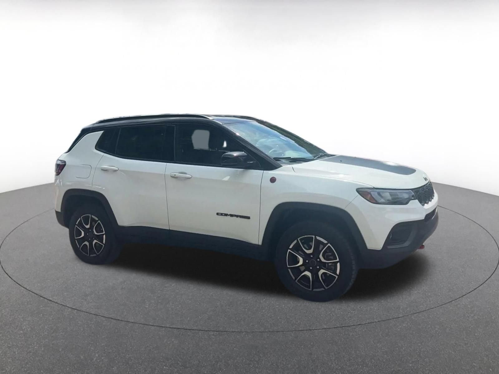 Used 2025 Jeep Compass Trailhawk AWD/4WD image 2