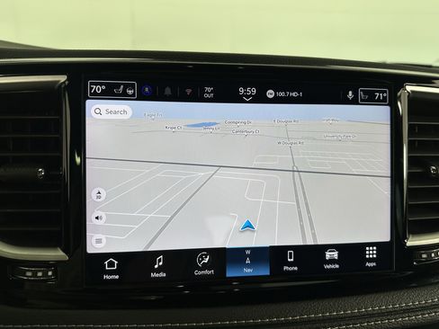 Used 2025 Chrysler Pacifica Limited image 22