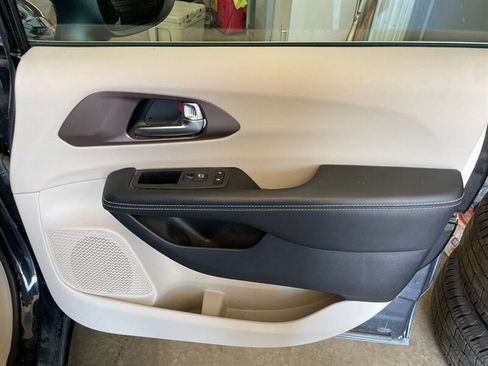 Used 2022 Chrysler Voyager LX FWD image 21