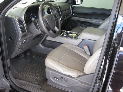 Used 2018 Ford Expedition XLT w/ Equipment Group 202A AWD/4WD image 11